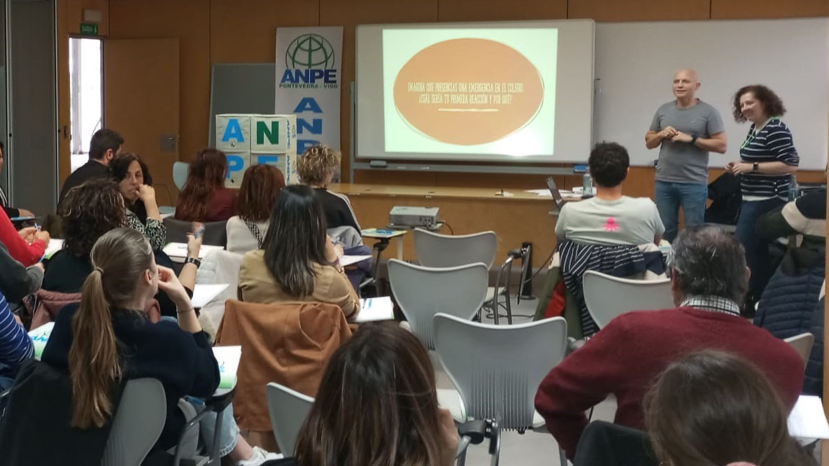 Dos enfermeros de urgencias han impartido un curso de dos días a profesores de centros escolares para armarles con herramientas para emergencias básicas.